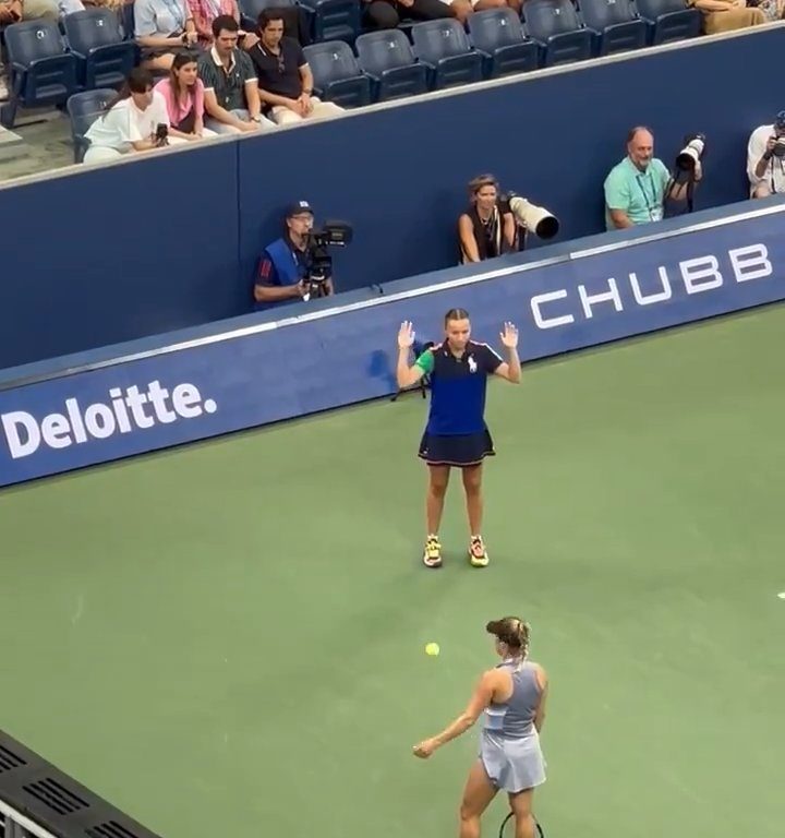 Us Open, Paolini schlägt Putintseva und aus Wut demütigt sie den Balljungen