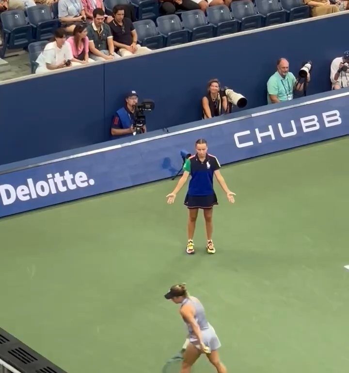 Us Open, Paolini batte la Putintseva e lei per rabbia umilia raccattapalle