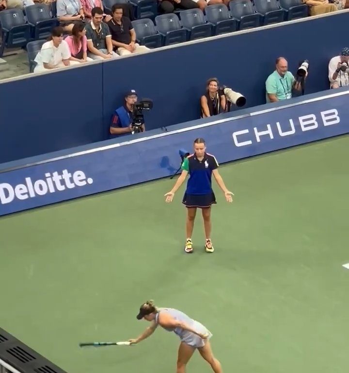 Us Open, Paolini schlägt Putintseva und aus Wut demütigt sie den Balljungen