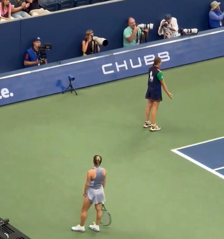 Us Open, Paolini schlägt Putintseva und aus Wut demütigt sie den Balljungen