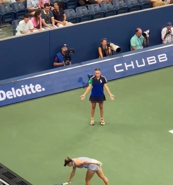 Us Open, Paolini schlägt Putintseva und aus Wut demütigt sie den Balljungen