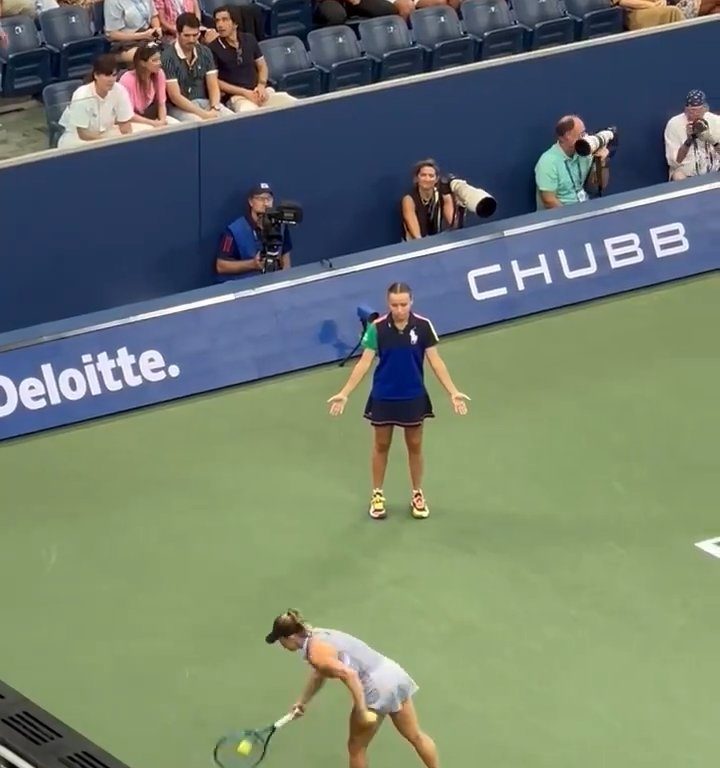 Us Open, Paolini schlägt Putintseva und aus Wut demütigt sie den Balljungen