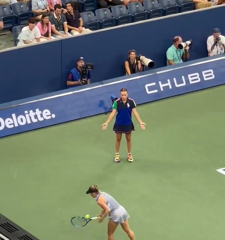 Us Open, Paolini schlägt Putintseva und aus Wut demütigt sie den Balljungen