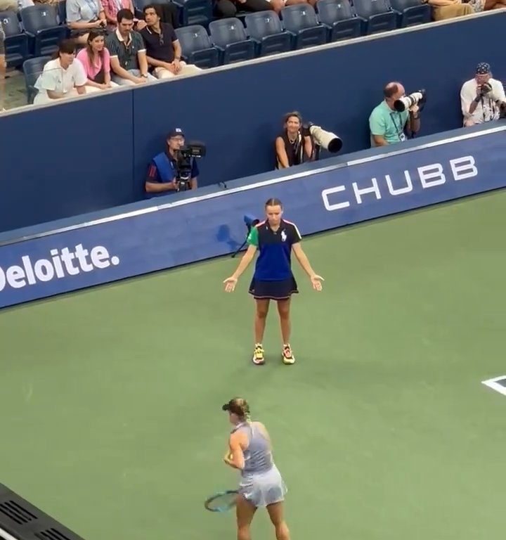 Us Open, Paolini schlägt Putintseva und aus Wut demütigt sie den Balljungen