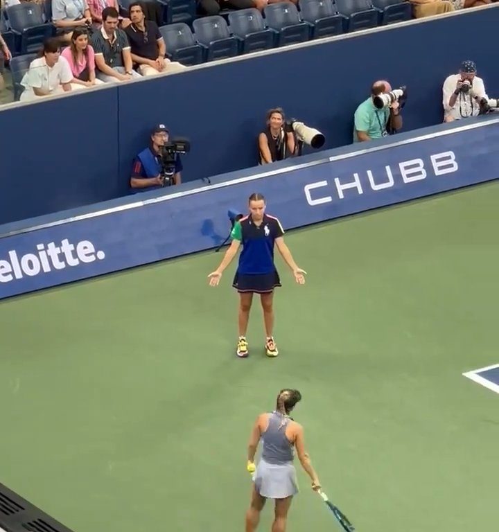 Us Open, Paolini schlägt Putintseva und aus Wut demütigt sie den Balljungen