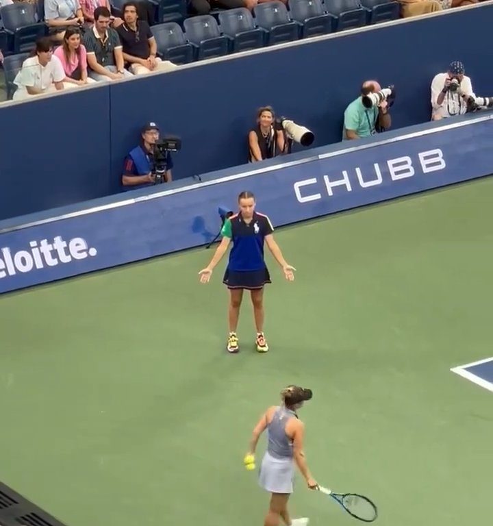 Us Open, Paolini batte la Putintseva e lei per rabbia umilia raccattapalle