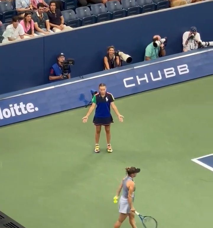 Us Open, Paolini schlägt Putintseva und aus Wut demütigt sie den Balljungen