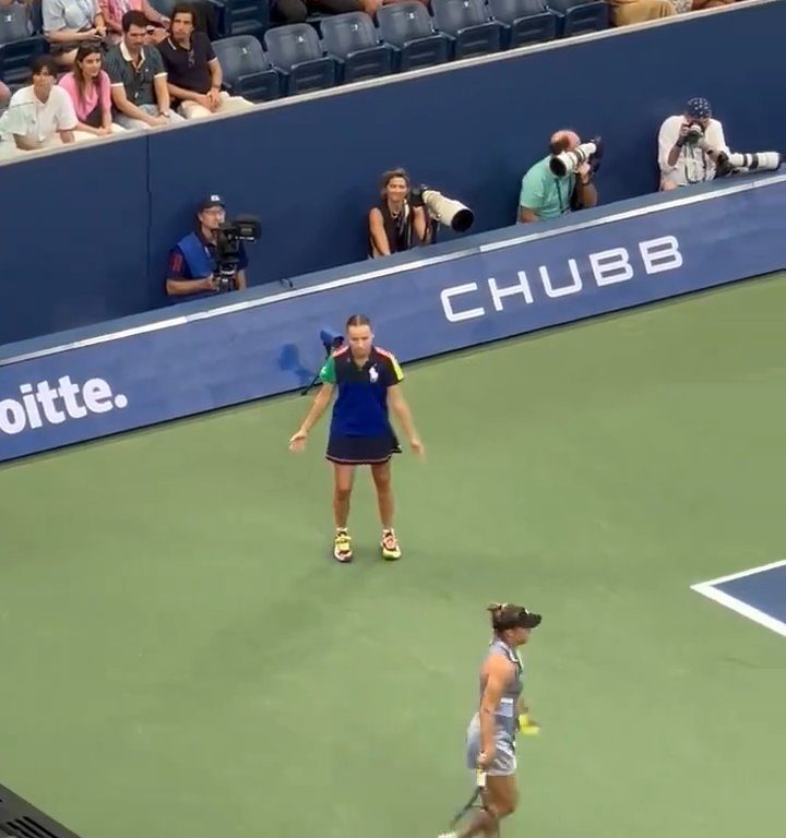 Us Open, Paolini schlägt Putintseva und aus Wut demütigt sie den Balljungen