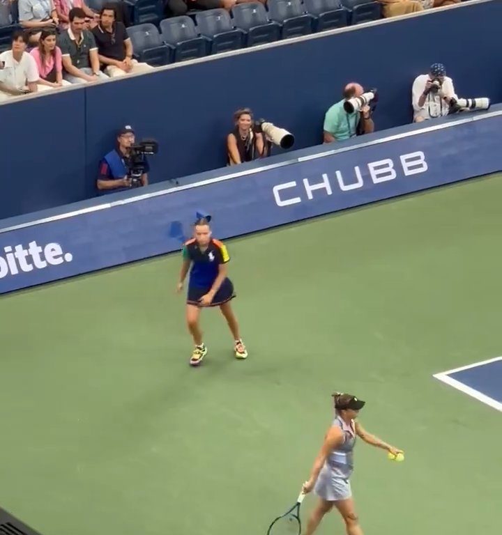 Us Open, Paolini schlägt Putintseva und aus Wut demütigt sie den Balljungen