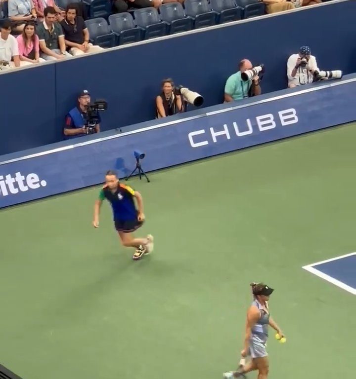 Us Open, Paolini schlägt Putintseva und aus Wut demütigt sie den Balljungen