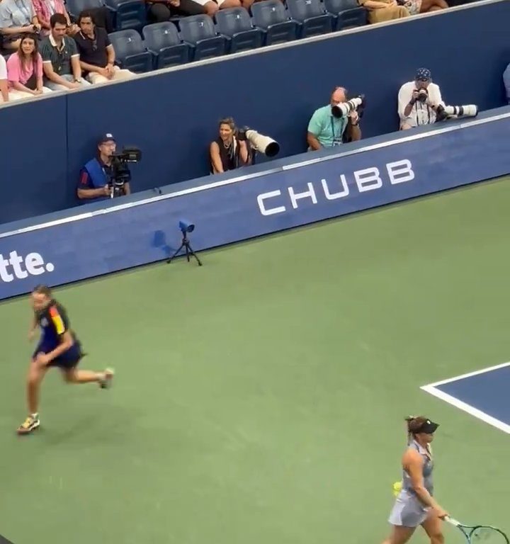 Us Open, Paolini batte la Putintseva e lei per rabbia umilia raccattapalle