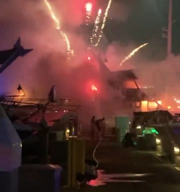 Yate cargado de fuegos artificiales explota y se hunde: vídeo