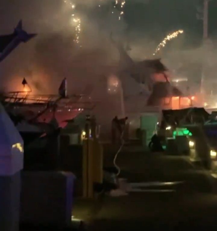 Yate cargado de fuegos artificiales explota y se hunde: vídeo