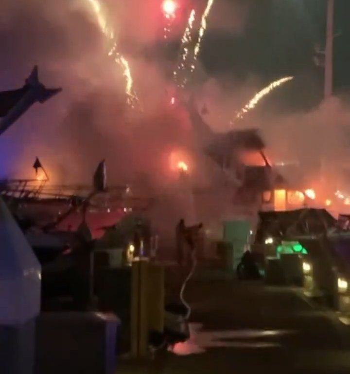 Mit Feuerwerkskörpern beladene Yacht explodiert und sinkt: Video