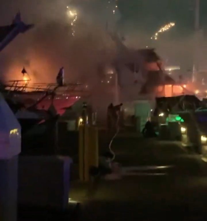 Yate cargado de fuegos artificiales explota y se hunde: vídeo