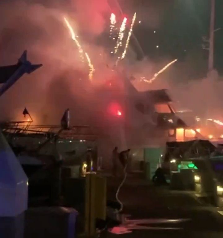 Yate cargado de fuegos artificiales explota y se hunde: vídeo