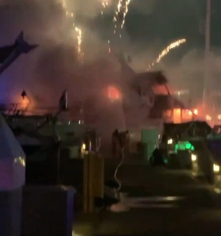 Yate cargado de fuegos artificiales explota y se hunde: vídeo