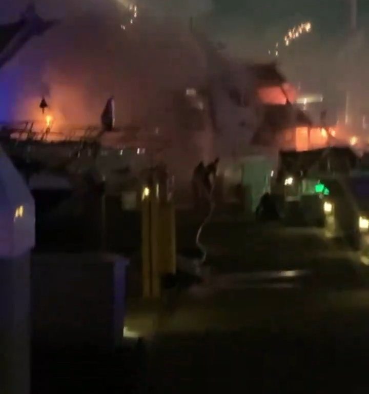 Yate cargado de fuegos artificiales explota y se hunde: vídeo