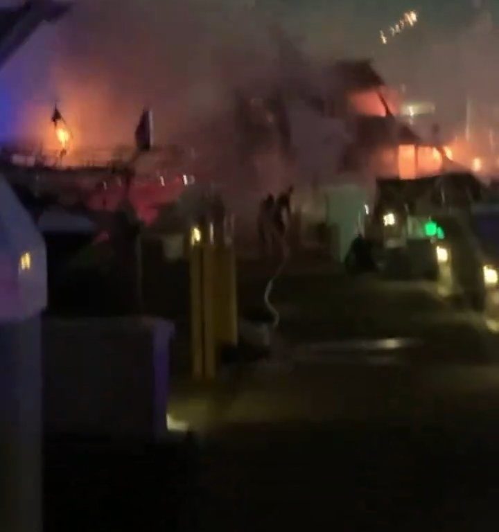 Yate cargado de fuegos artificiales explota y se hunde: vídeo