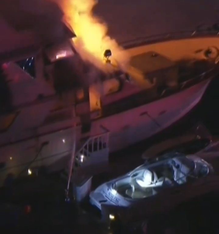 Mit Feuerwerkskörpern beladene Yacht explodiert und sinkt: Video