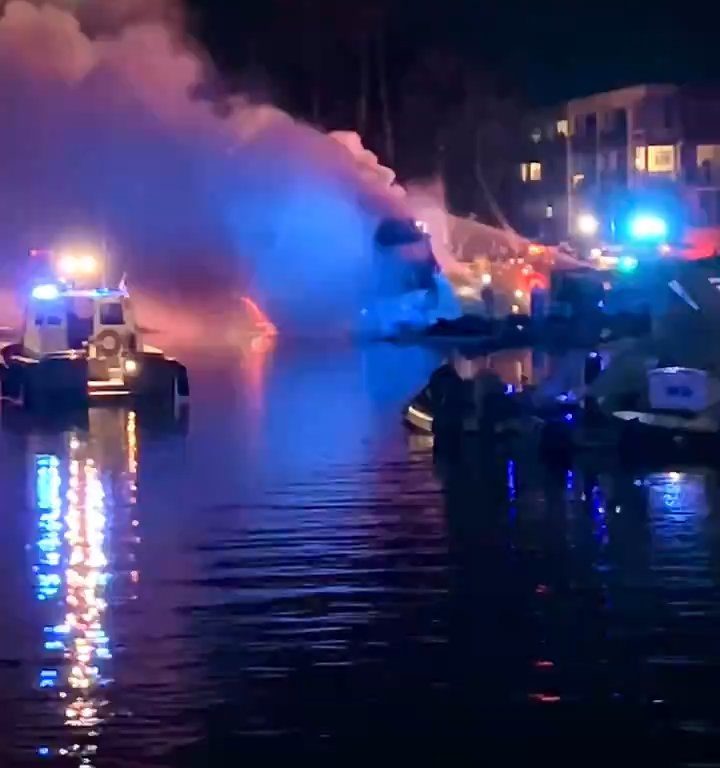 Yate cargado de fuegos artificiales explota y se hunde: vídeo