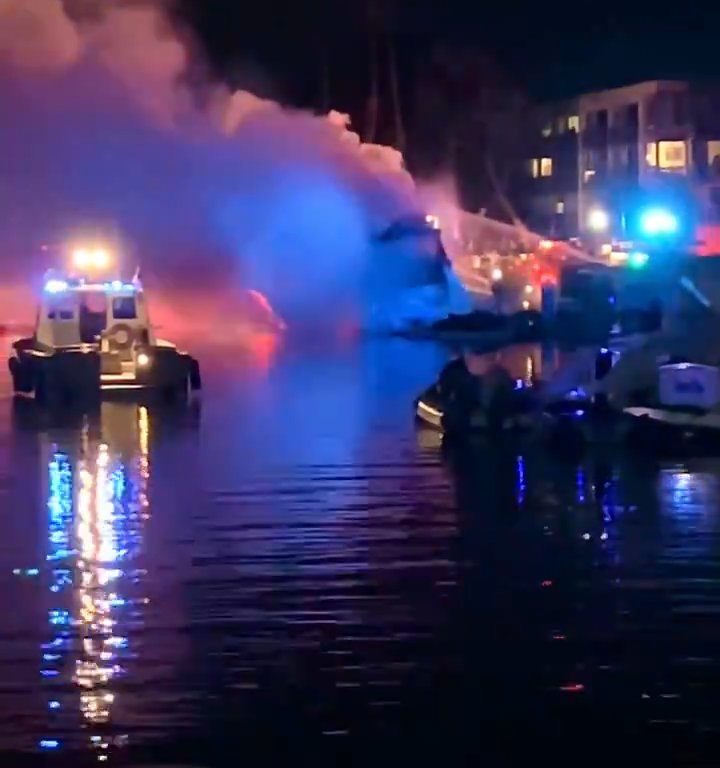 Yate cargado de fuegos artificiales explota y se hunde: vídeo