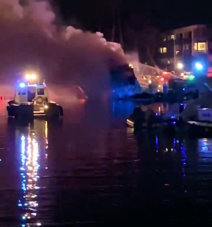 Mit Feuerwerkskörpern beladene Yacht explodiert und sinkt: Video