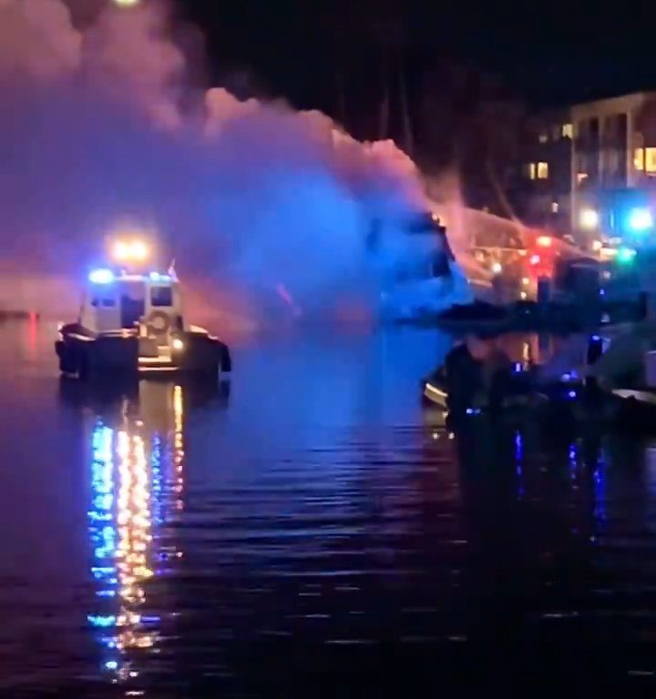 Yacht carico di fuochi d'artificio esplode e affonda: video