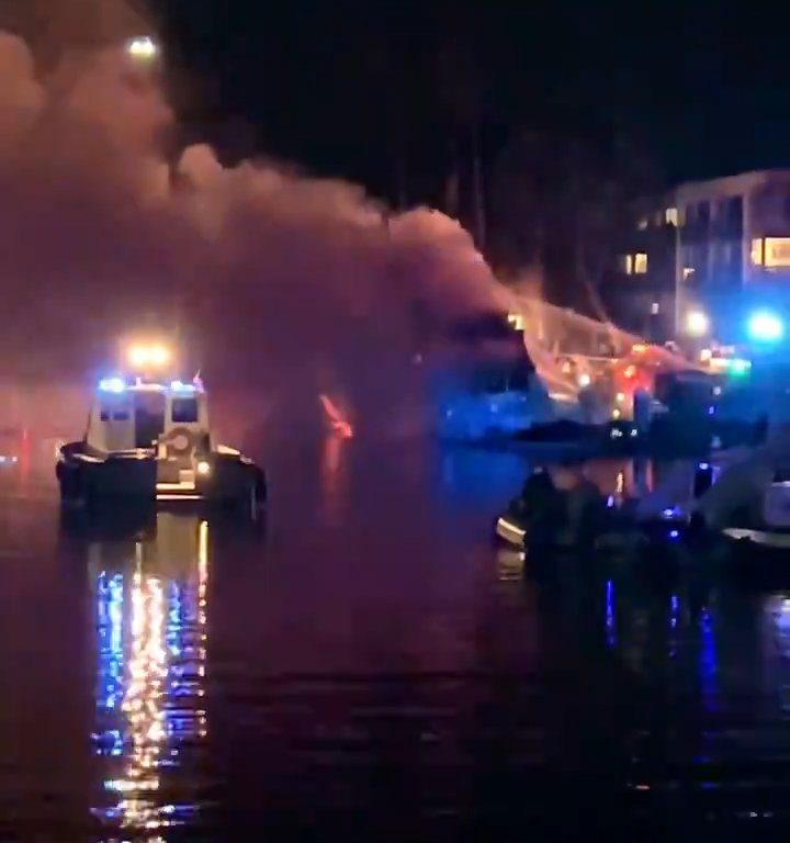 Yate cargado de fuegos artificiales explota y se hunde: vídeo