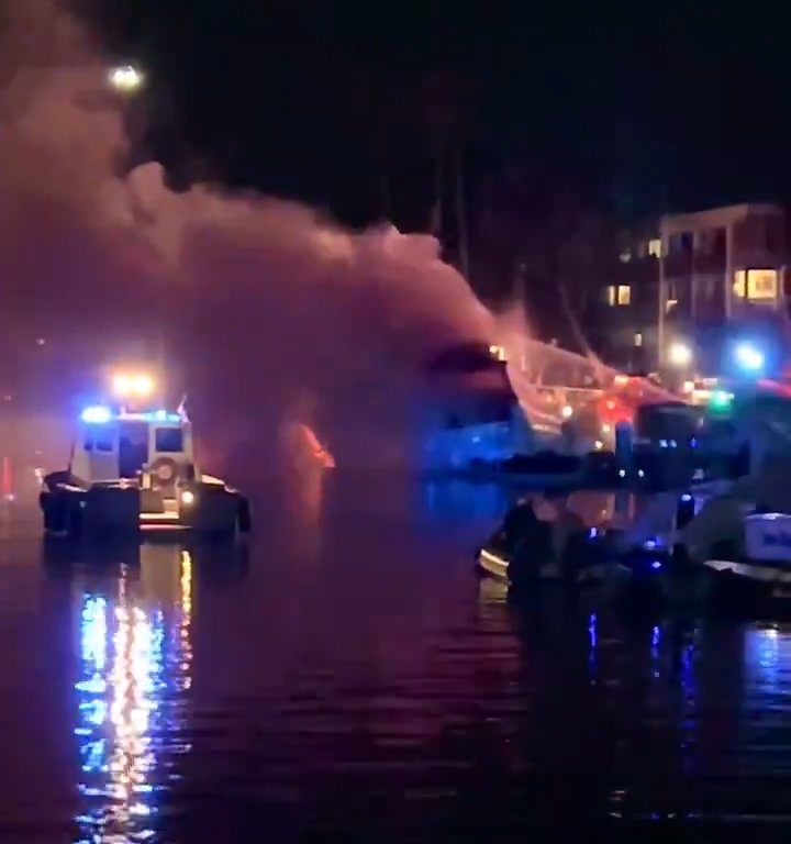 Yate cargado de fuegos artificiales explota y se hunde: vídeo