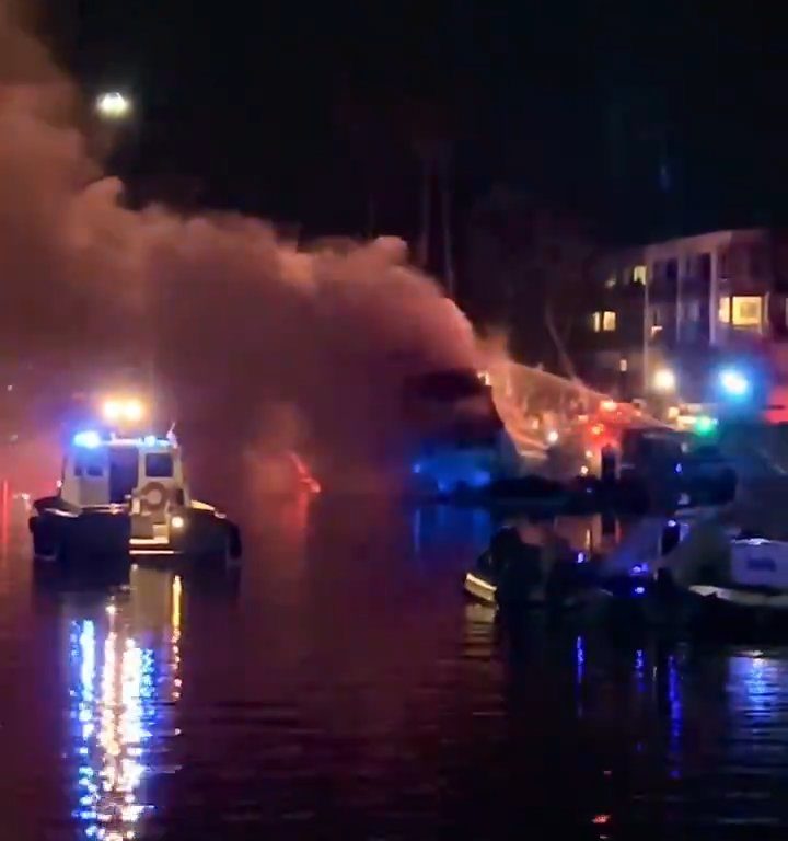 Mit Feuerwerkskörpern beladene Yacht explodiert und sinkt: Video