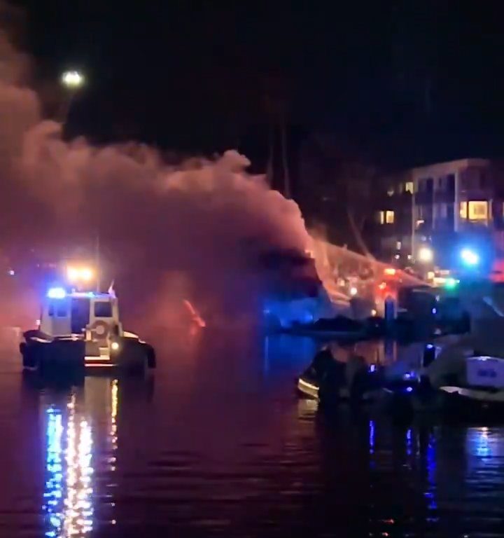 Yate cargado de fuegos artificiales explota y se hunde: vídeo