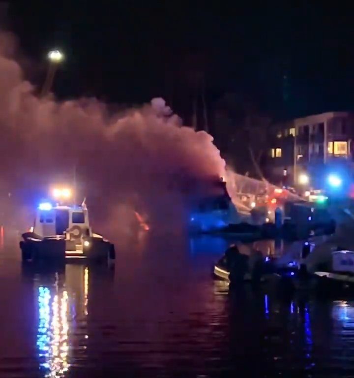 Mit Feuerwerkskörpern beladene Yacht explodiert und sinkt: Video