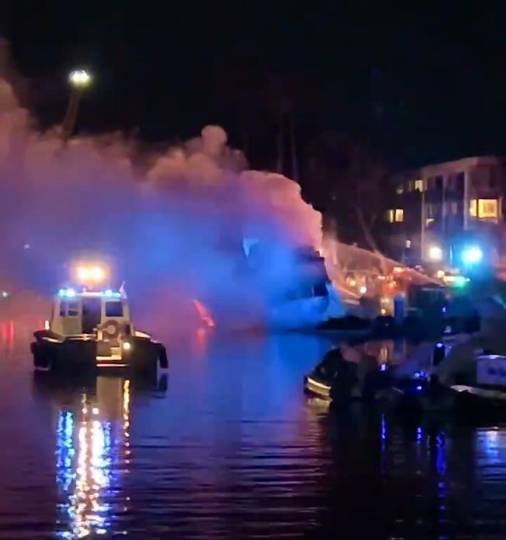 Yate cargado de fuegos artificiales explota y se hunde: vídeo