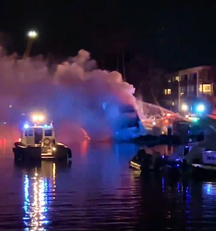 Yate cargado de fuegos artificiales explota y se hunde: vídeo