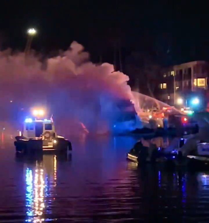 Yate cargado de fuegos artificiales explota y se hunde: vídeo