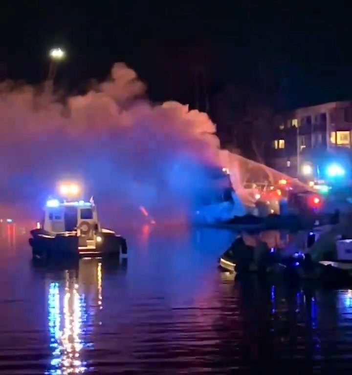 Mit Feuerwerkskörpern beladene Yacht explodiert und sinkt: Video