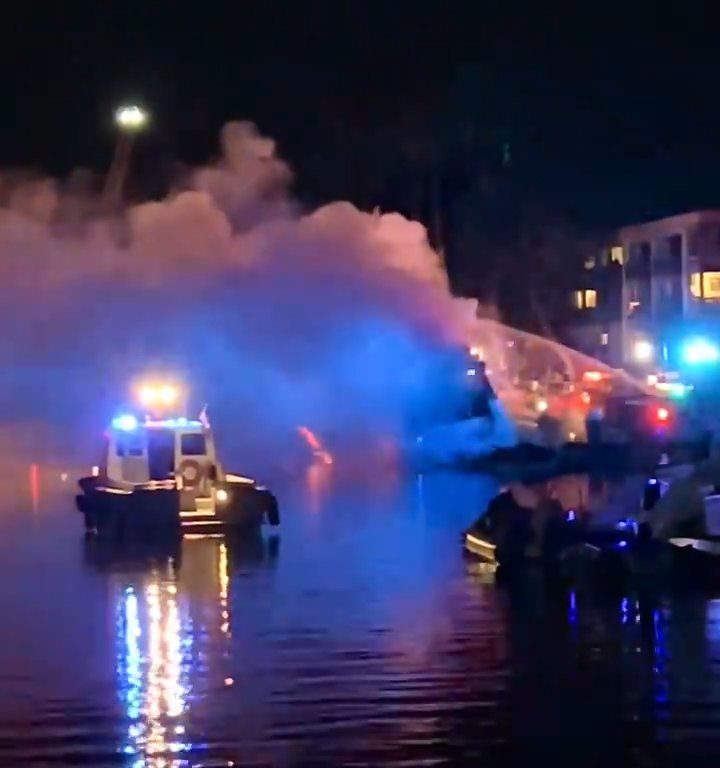 Yate cargado de fuegos artificiales explota y se hunde: vídeo