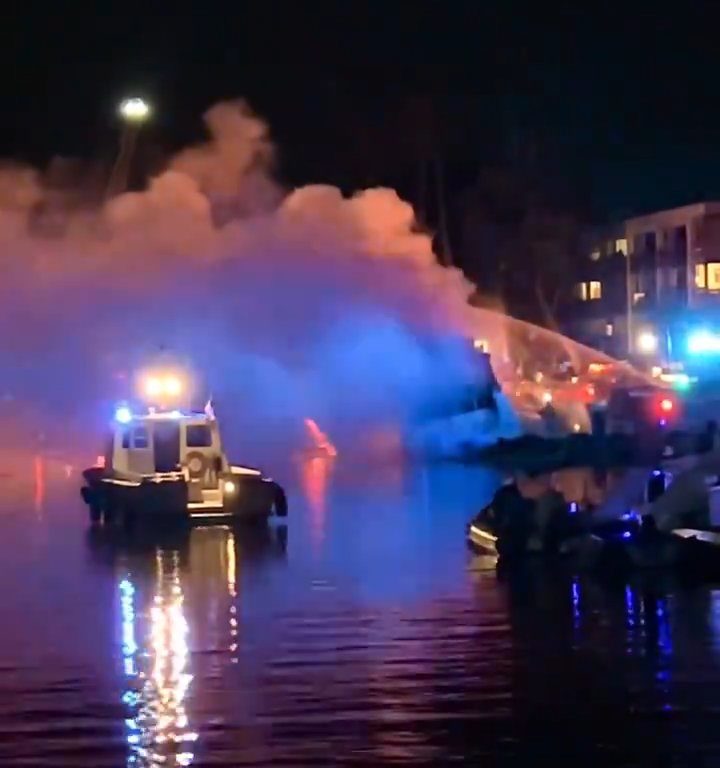 Yate cargado de fuegos artificiales explota y se hunde: vídeo