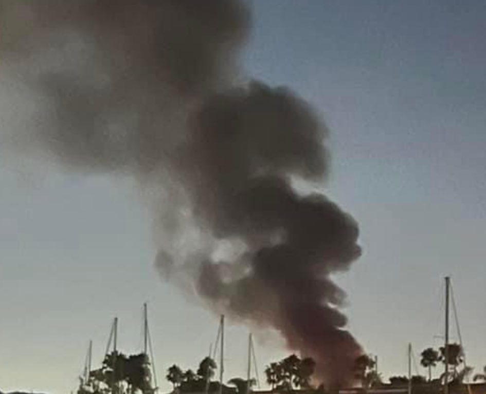 Yacht carico di fuochi d'artificio esplode e affonda: video