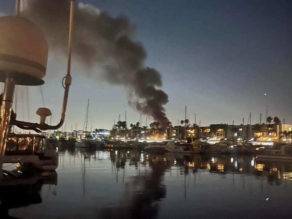 Yate cargado de fuegos artificiales explota y se hunde: vídeo