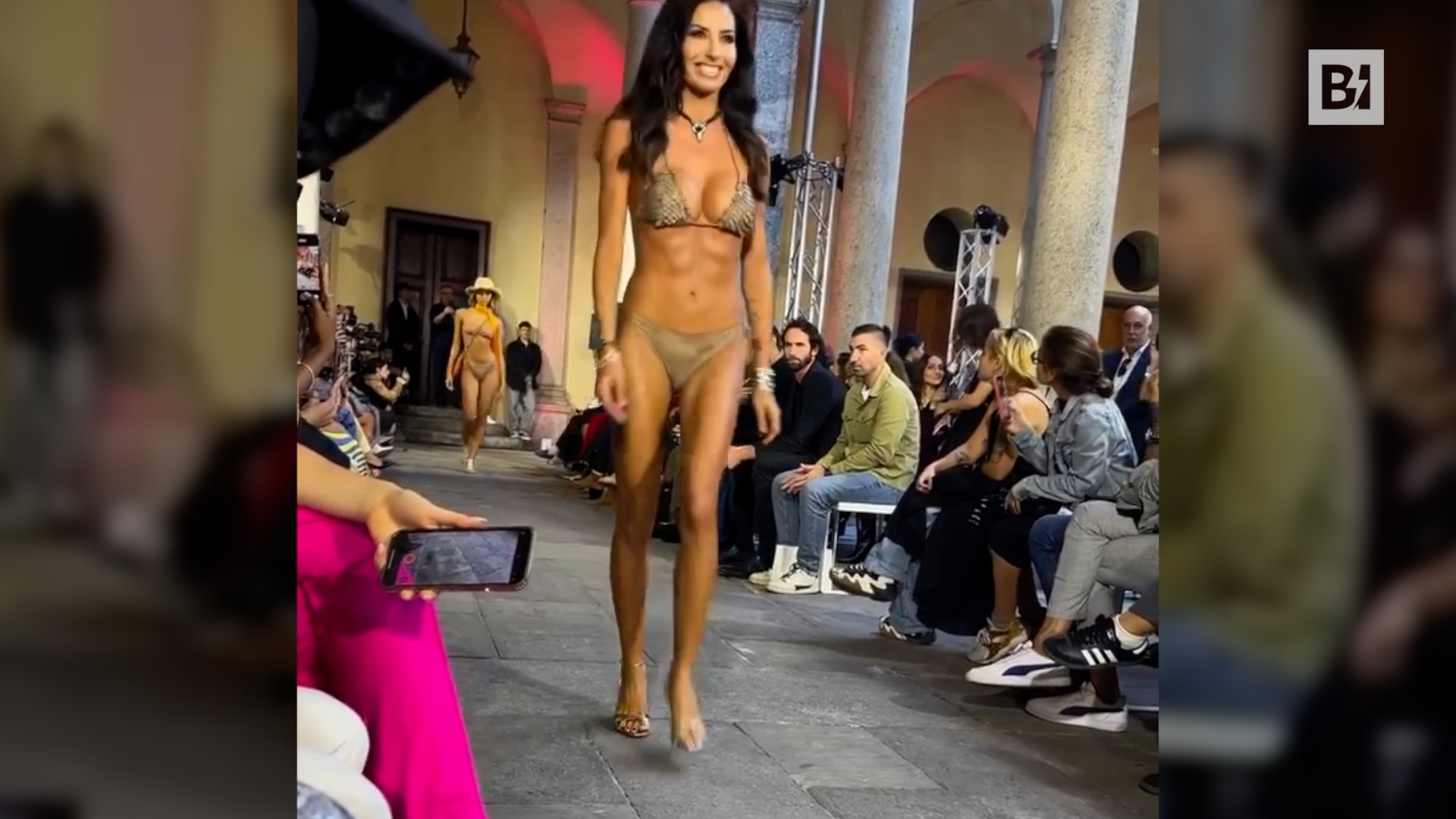 La Gregoraci in bikini alla Milano Fashion Week