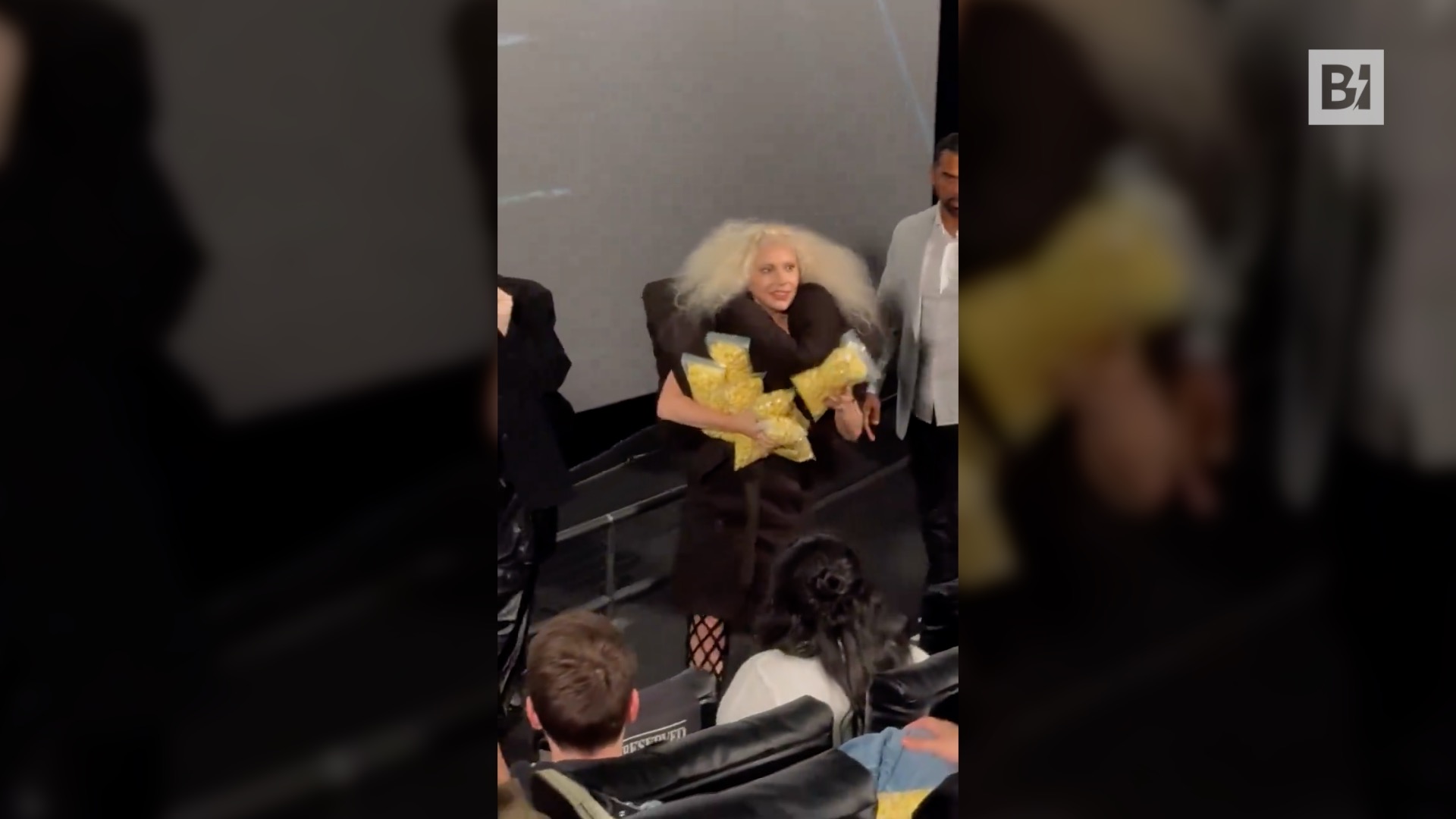 Lady Gaga distribuisce popcorn all’anteprima di “Joker 2”