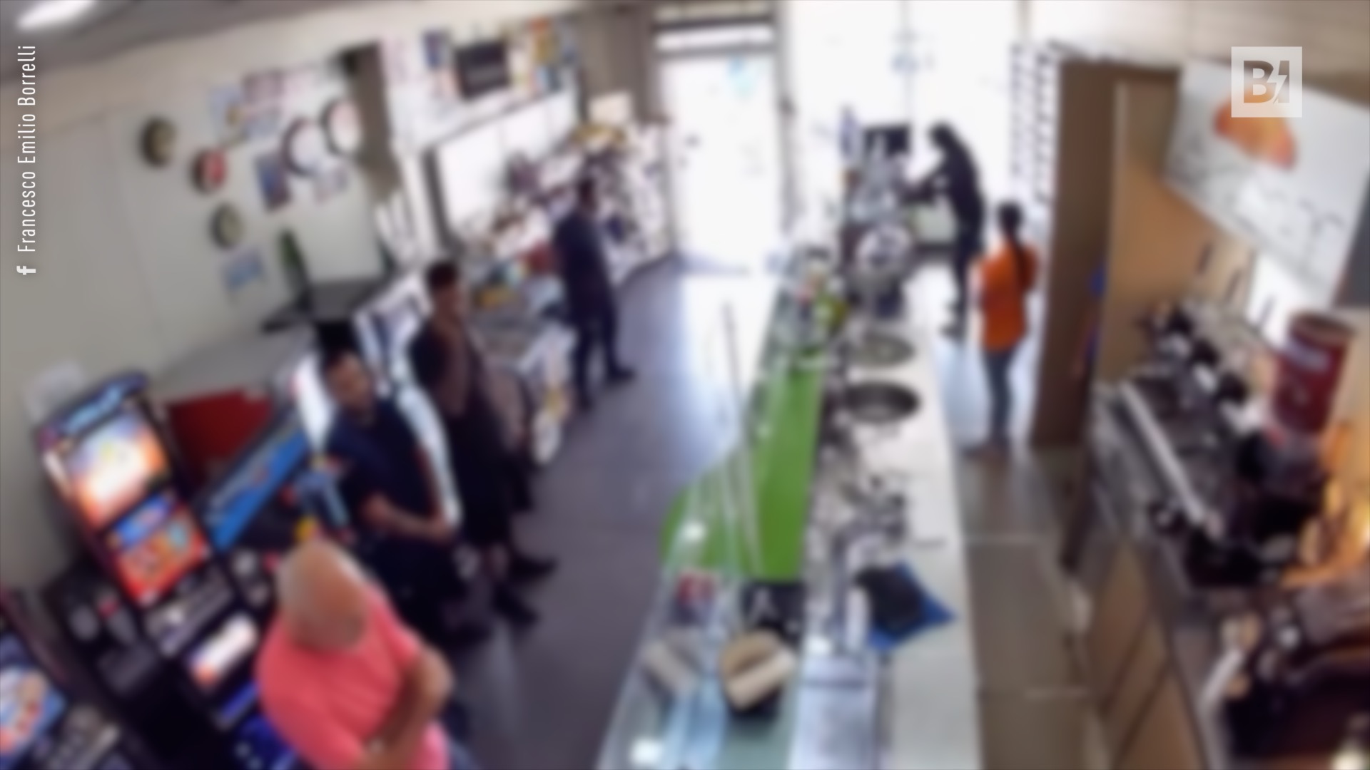 Napoli, ragazzo incappucciato rapina un bar: il video…