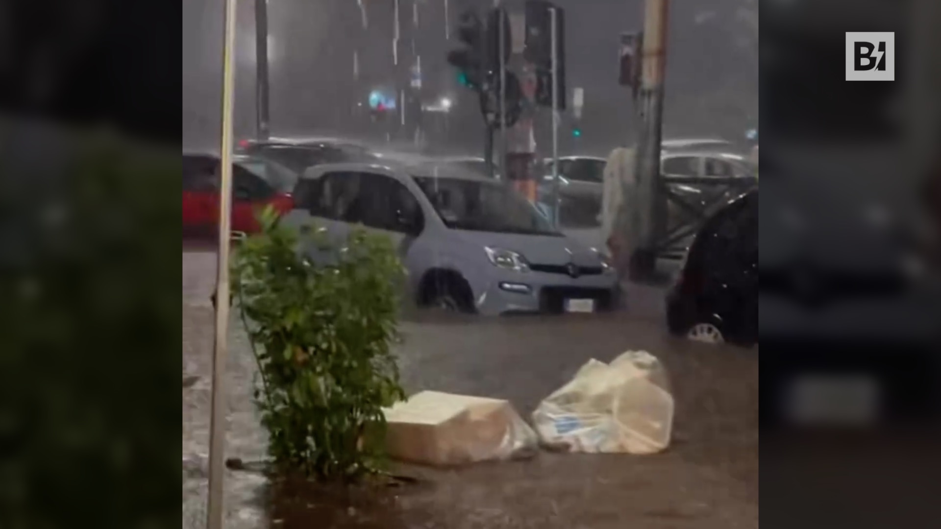 Violento nubifragio si abbatte su Roma, allagamenti e…