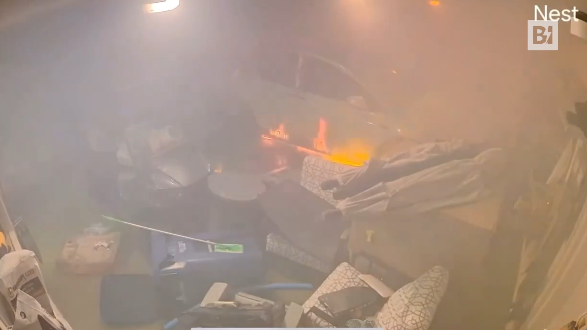 Garage allagato dopo l’uragano, auto elettrica in fiamme