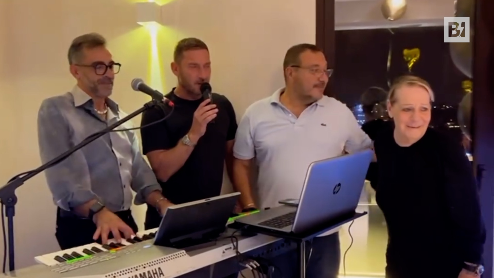 Totti festeggia al karaoke: eccolo in versione Al…