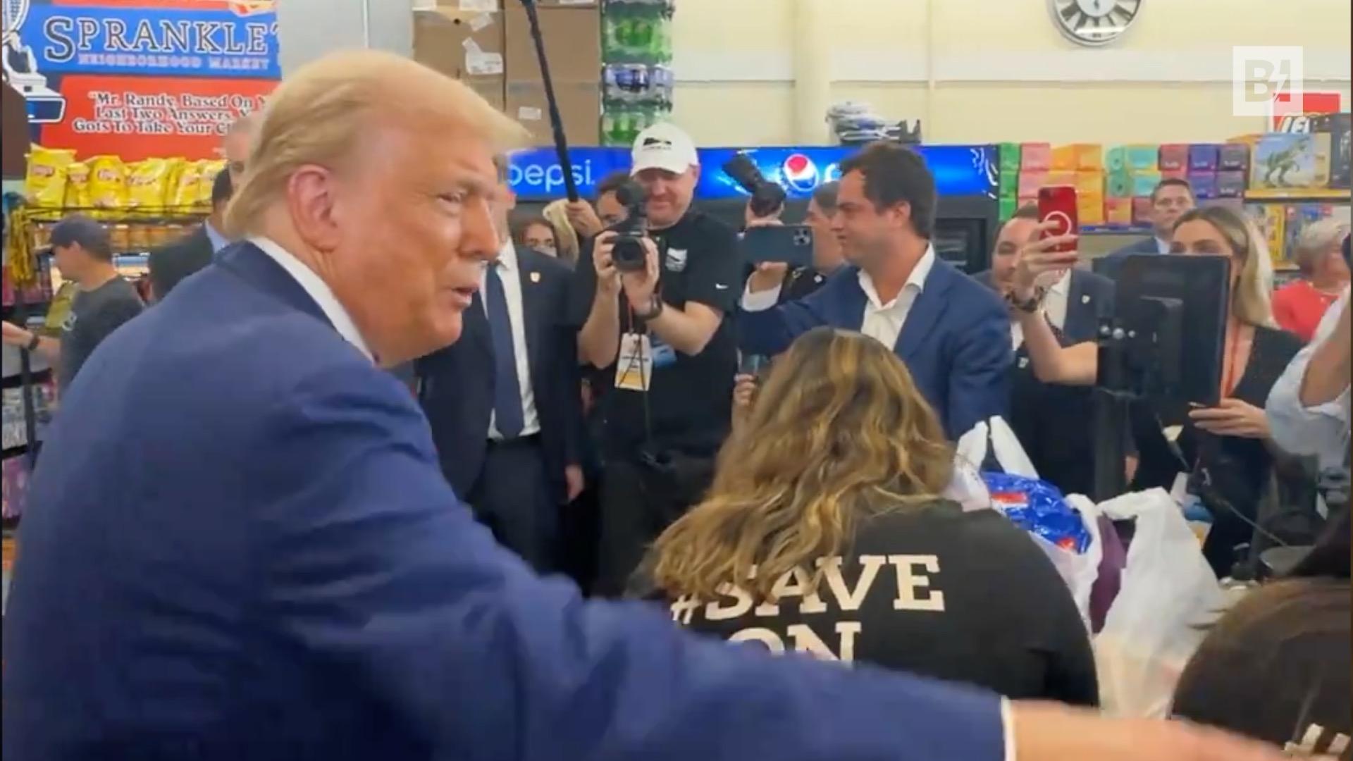 Trump paga la spesa a una madre di…