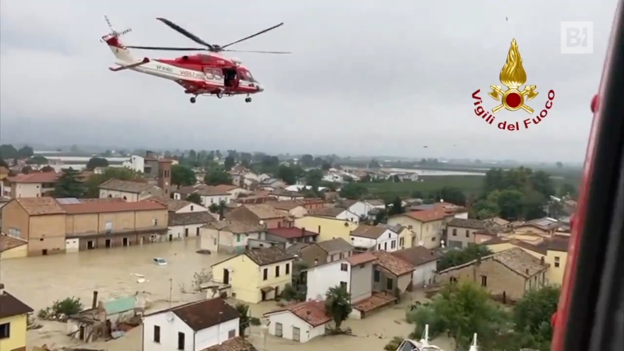 Traversara sott’acqua: le persone salvate in elicottero