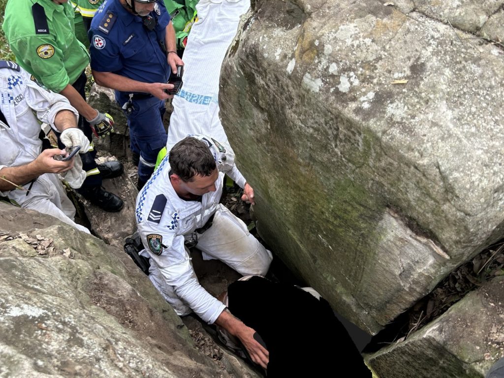 Pierde su iPhone entre las rocas y se queda atascada: el vergonzoso rescate